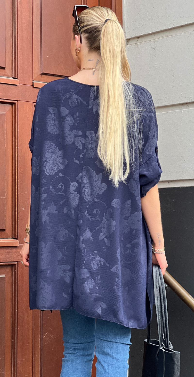Amanda tunika med præget mønster og halskæde navy LikeLondon