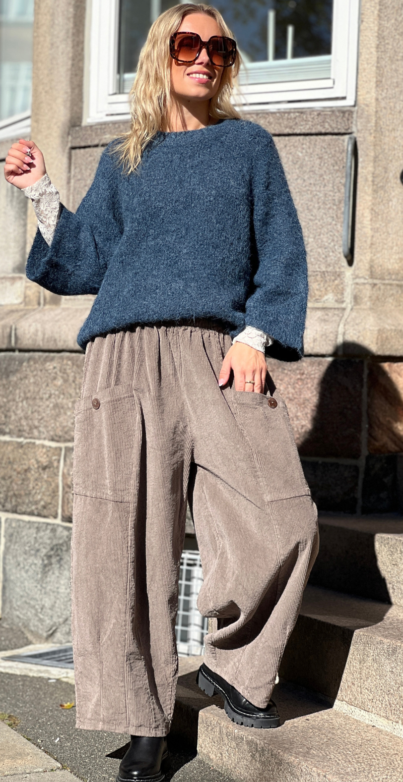 Kvinde i Lulu ensfarvet pullover i moonlit ocean melange med brune fløjlsbukser forfra.