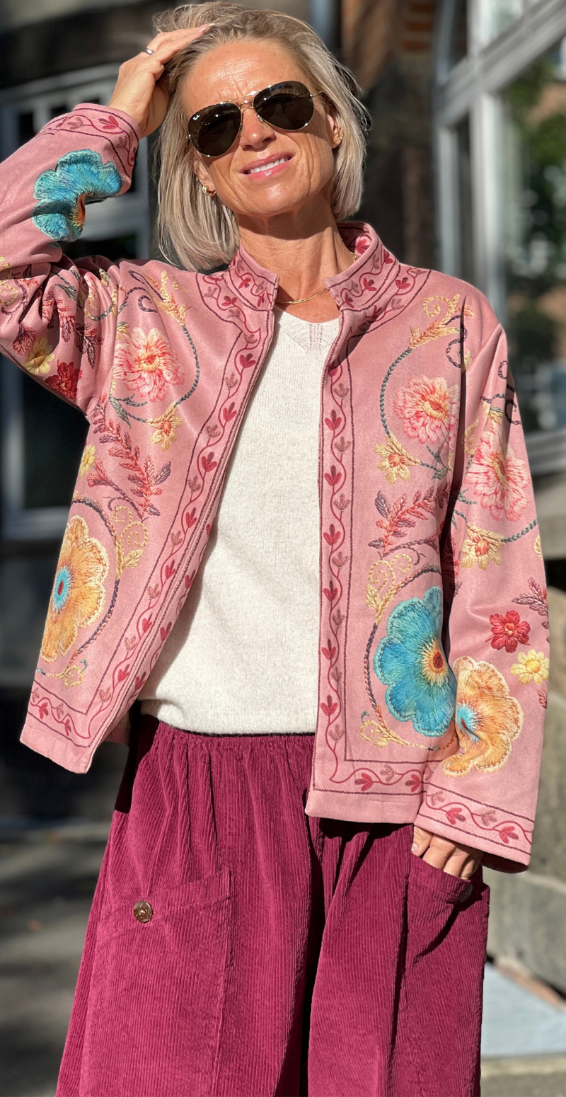 Sissal jakke i ruskindslook med mønster af broderede blomster rosa LikeLondon