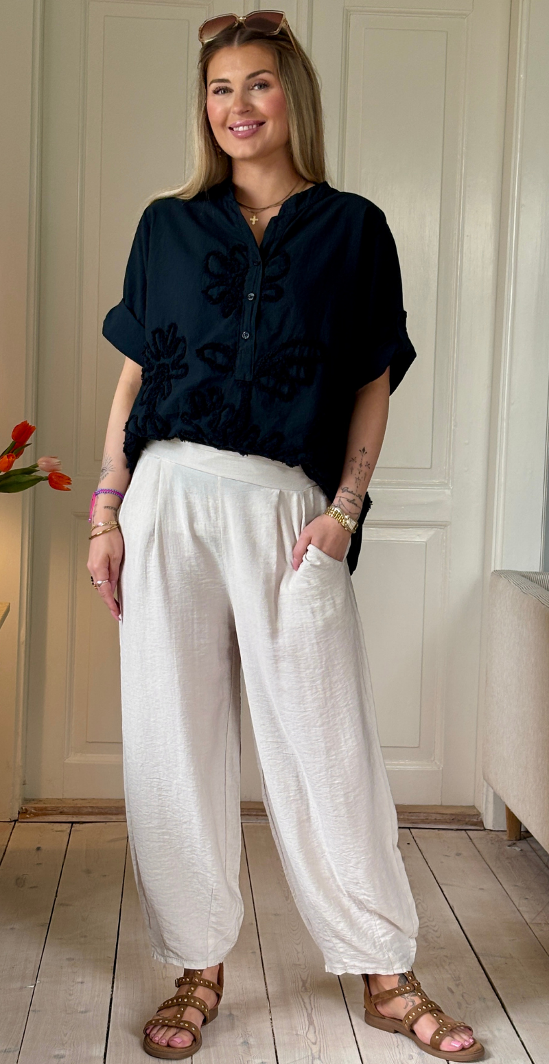 Forudbestil uge 29 Alana bukser med skrålommer og barrel-fit beige LikeLondon