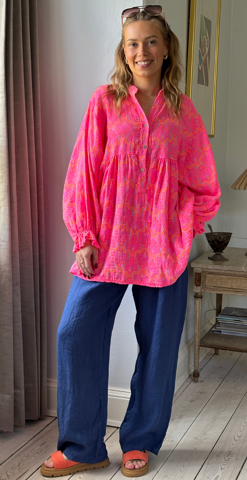 Frida mønstret bluse i musselin med vidde og overskæring fuxia LikeLondon