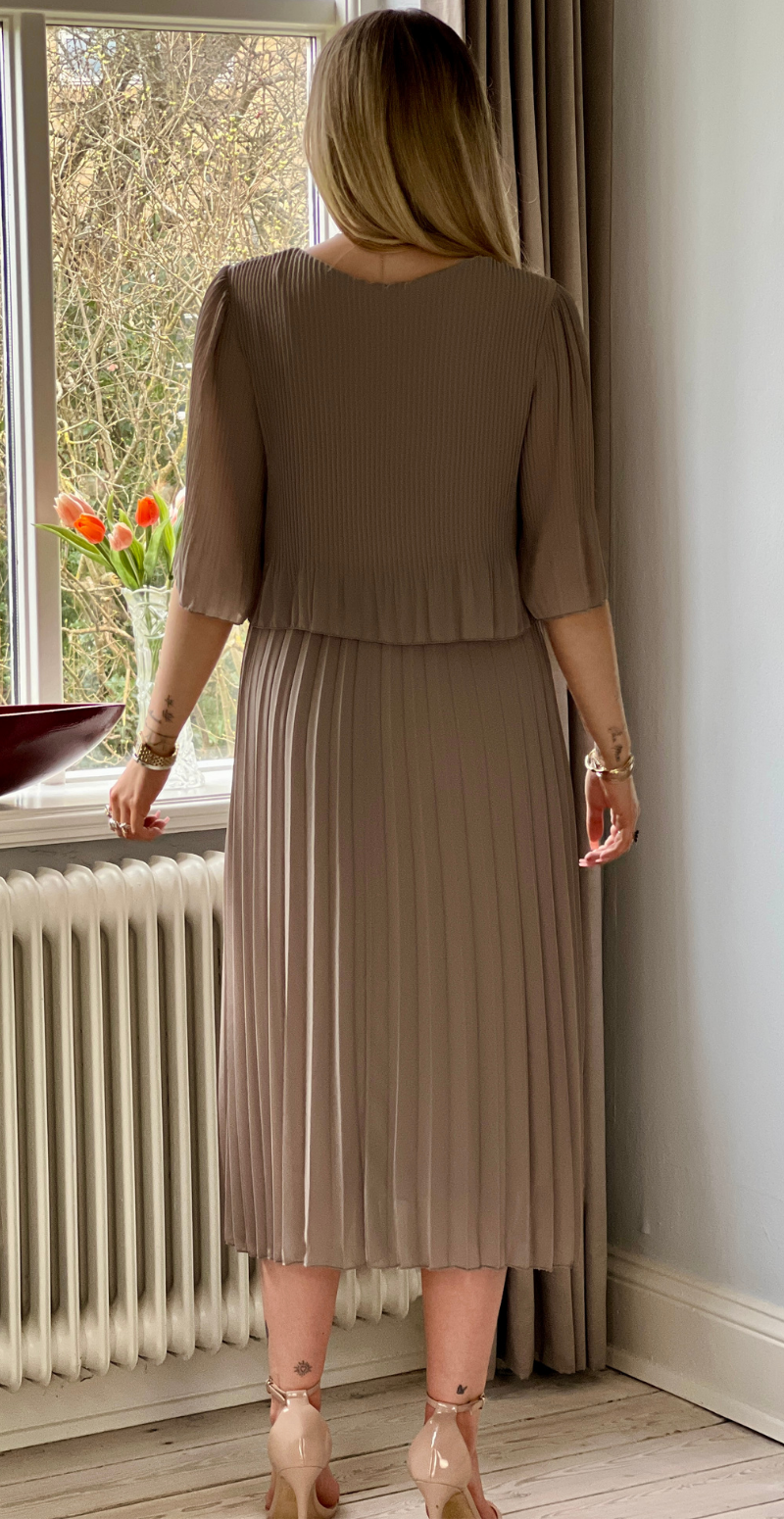 Forudbestil uge 15 Carmen plisseret kjole med elastik i taljen fango LikeLondon