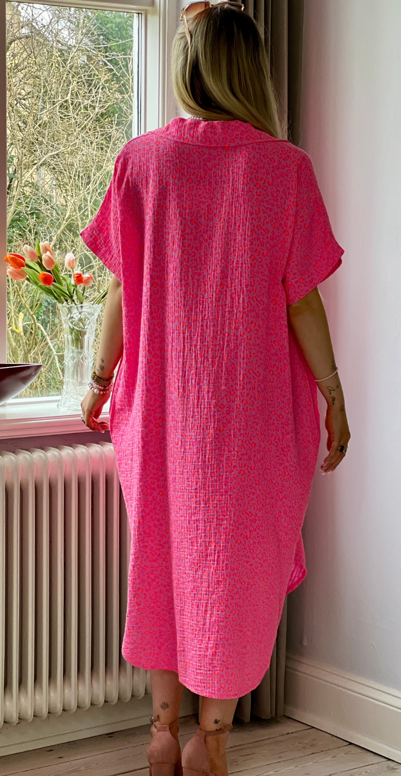 Dagmar kjole i musselin leopard/fuxia LikeLondon