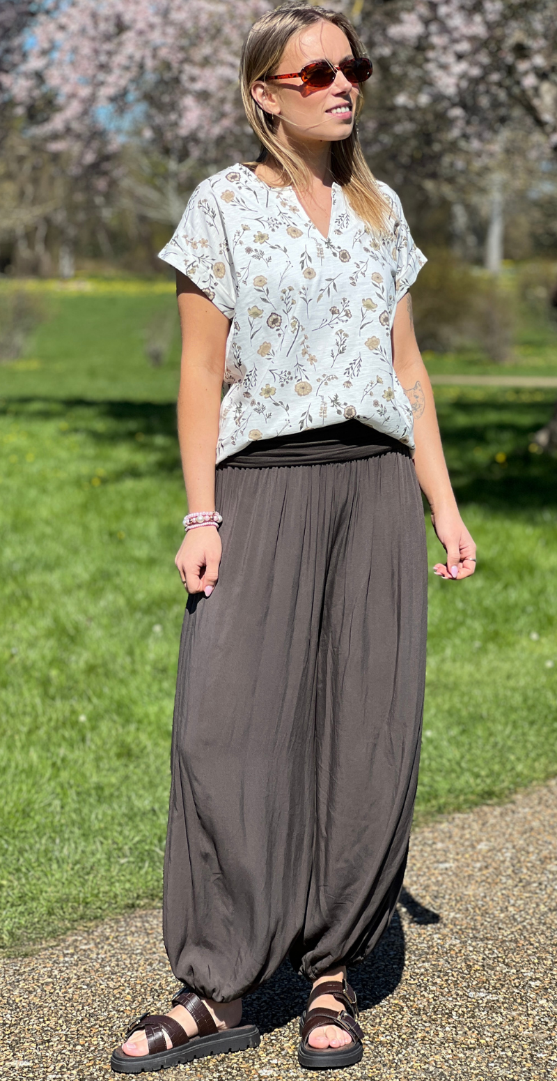 Viva T-shirt med v-hals og blomster star off-white w. silver mink Freequent