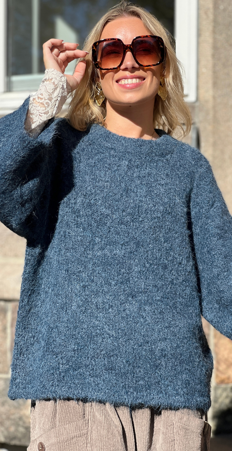 Lulu ensfarvet pullover med 3/4 ærmer i farven moonlit ocean melange set forfra på en kvinde.