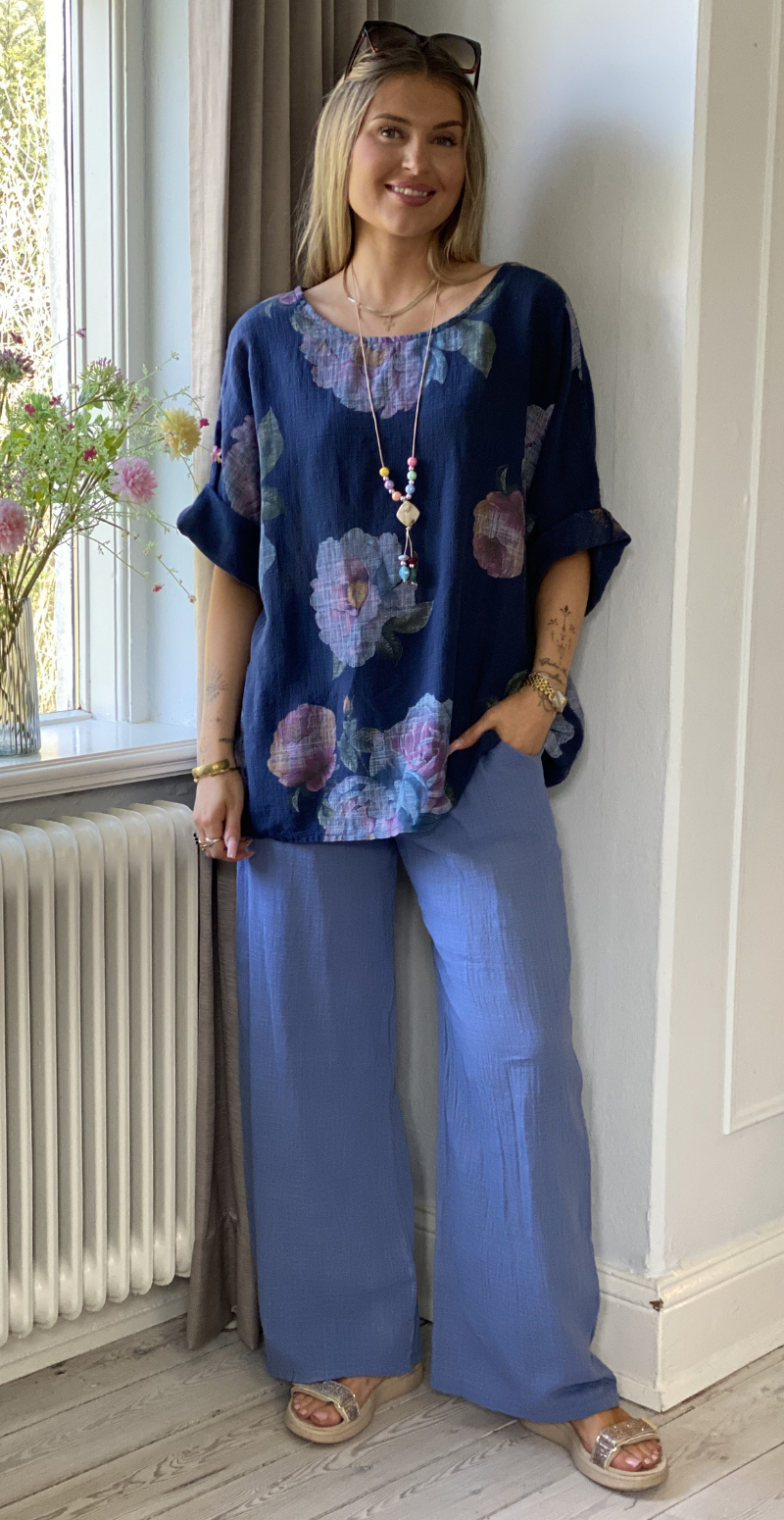 Forudbestil uge 21 Feodora blomstret bluse med vidde og halskæde navy LikeLondon