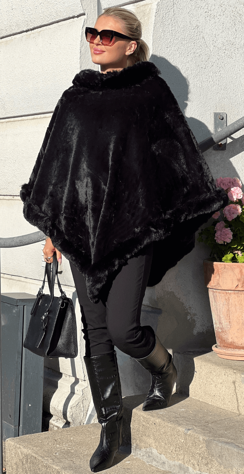 Maxine poncho med bred kant sort LikeLondon