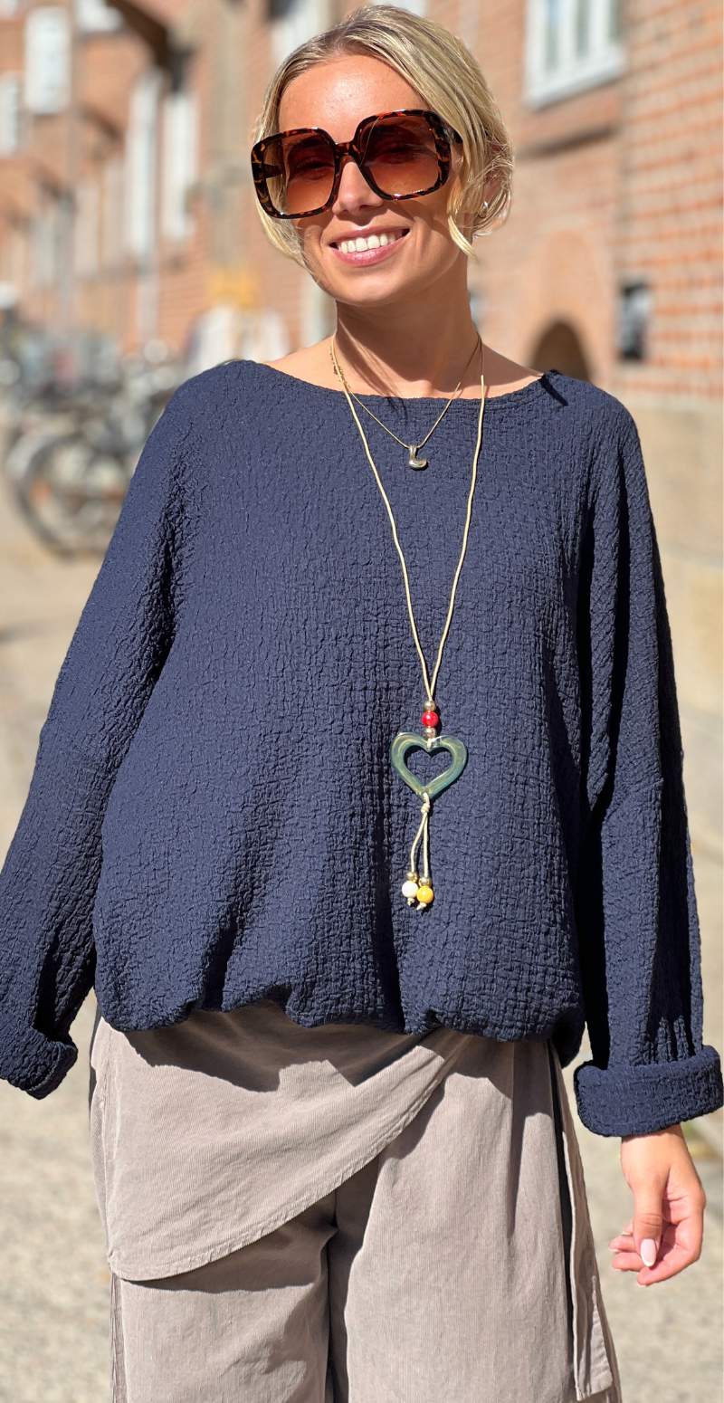 Fini krepp bluse med smykke navy LikeLondon