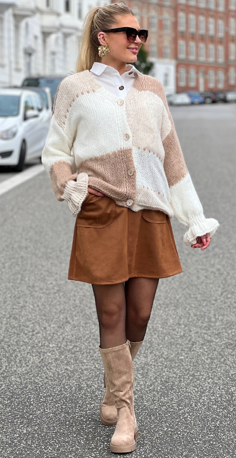 Lorraine cardigan med asymmetrisk mønster og guldknapper camel LikeLondon
