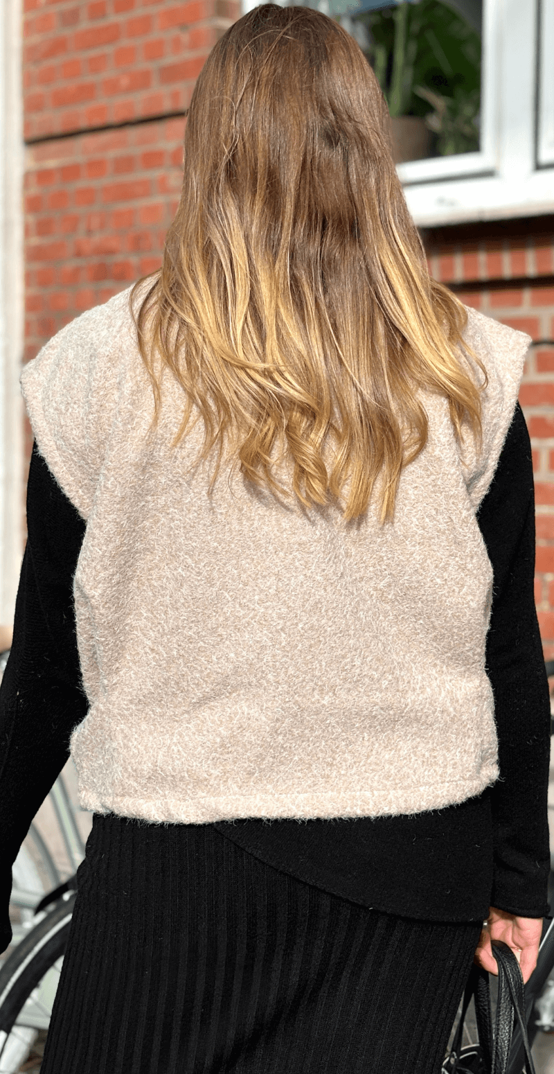 Dana filtet vest med lommer og broche beige LikeLondon
