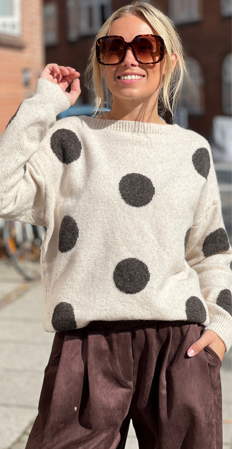 Jessie strik med store prikker beige LikeLondon