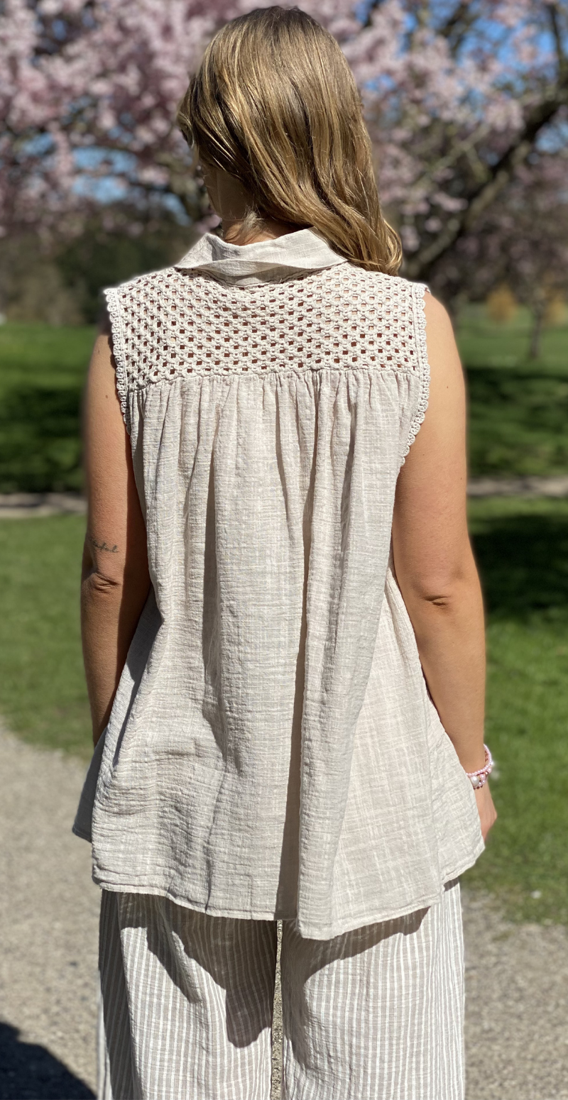 Rinda bluse uden ærmer med peplum og hæklede detaljer beige LikeLondon