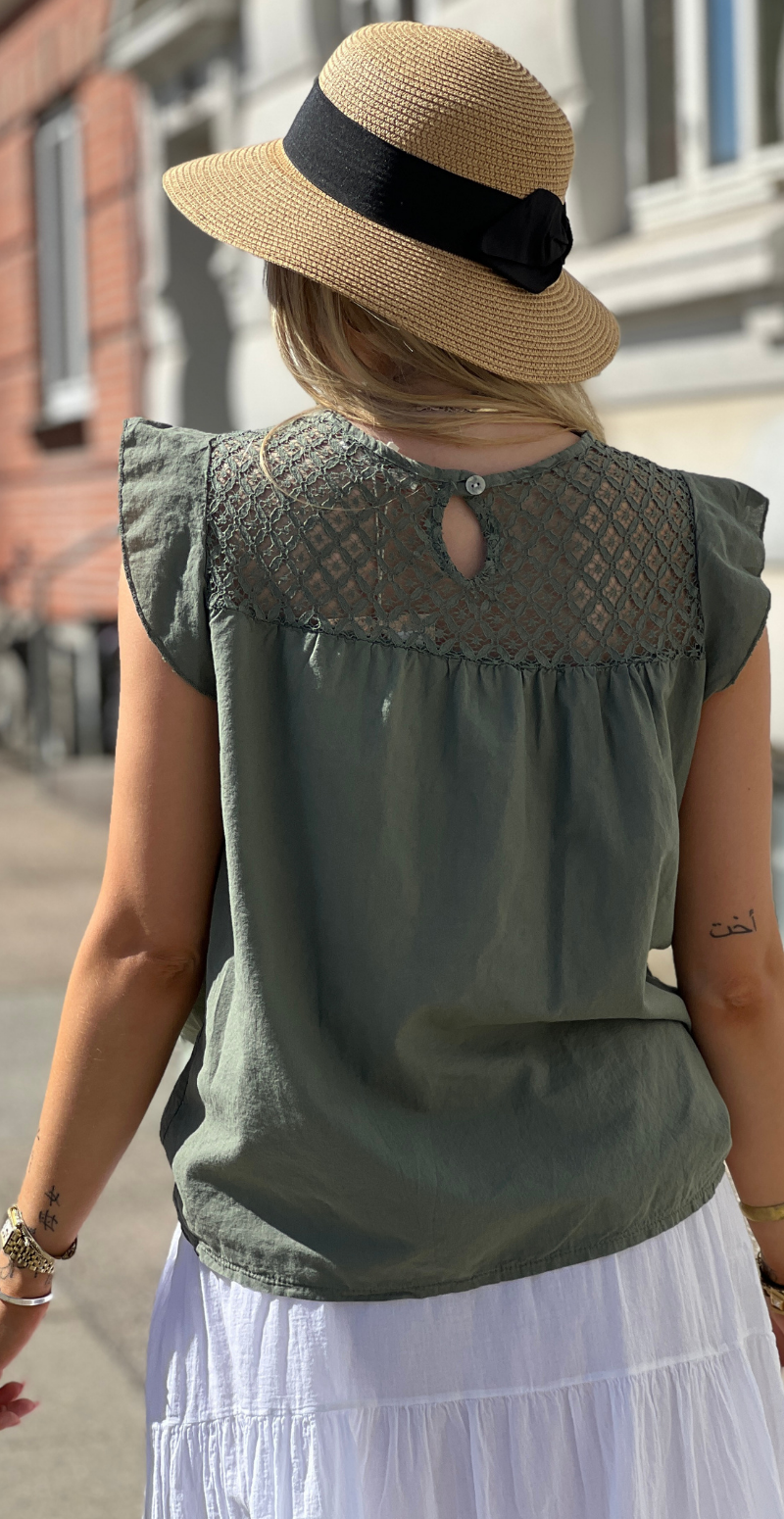 Pixie bluse med blonde og flæseærmer khaki LikeLondon