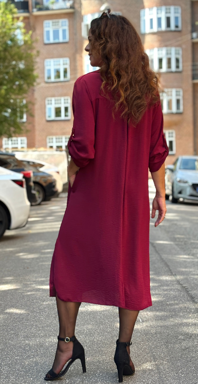 Tilly kjole med v-hals, krave og slids bordeaux LikeLondon