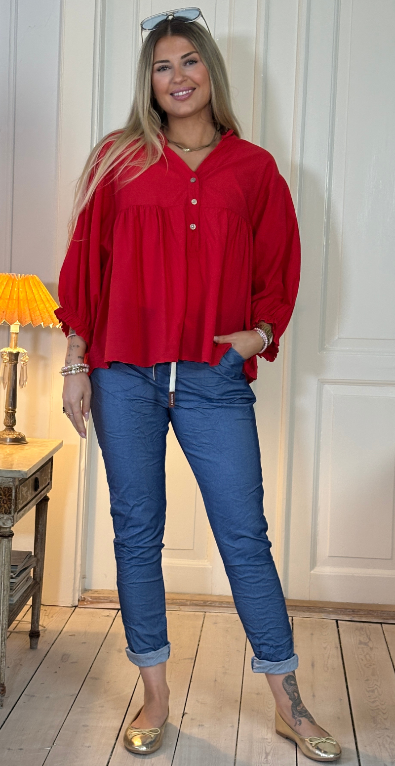 Francie bluse med knapper og ballonærmer rød LikeLondon