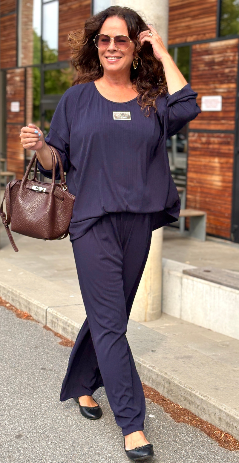Tessie sæt med struktur og logo fortil bluse og bukser navy LikeLondon
