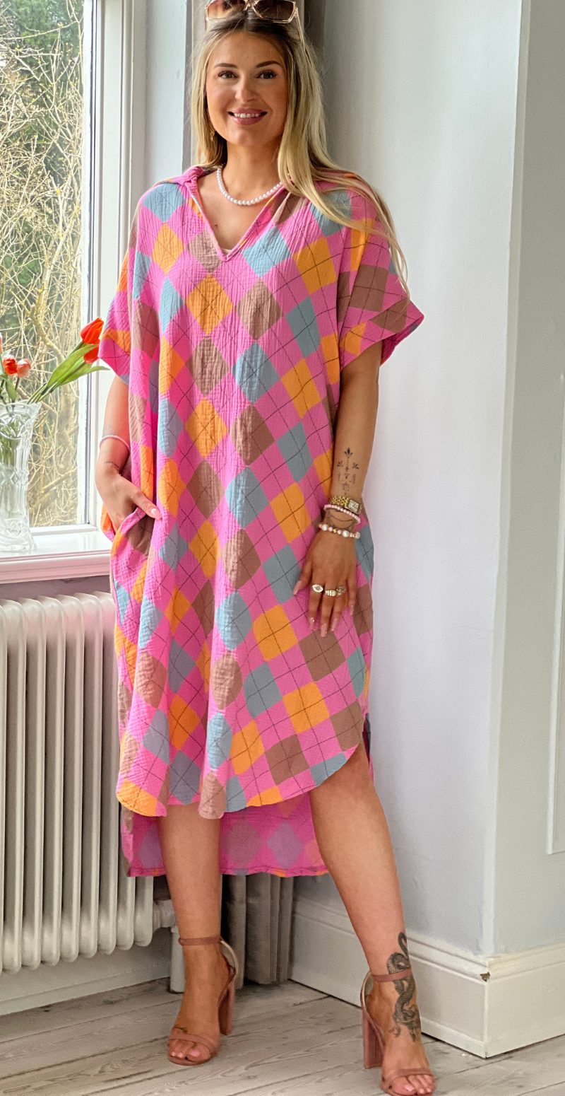 Dagmar kjole i musselin rombi/fuxia LikeLondon