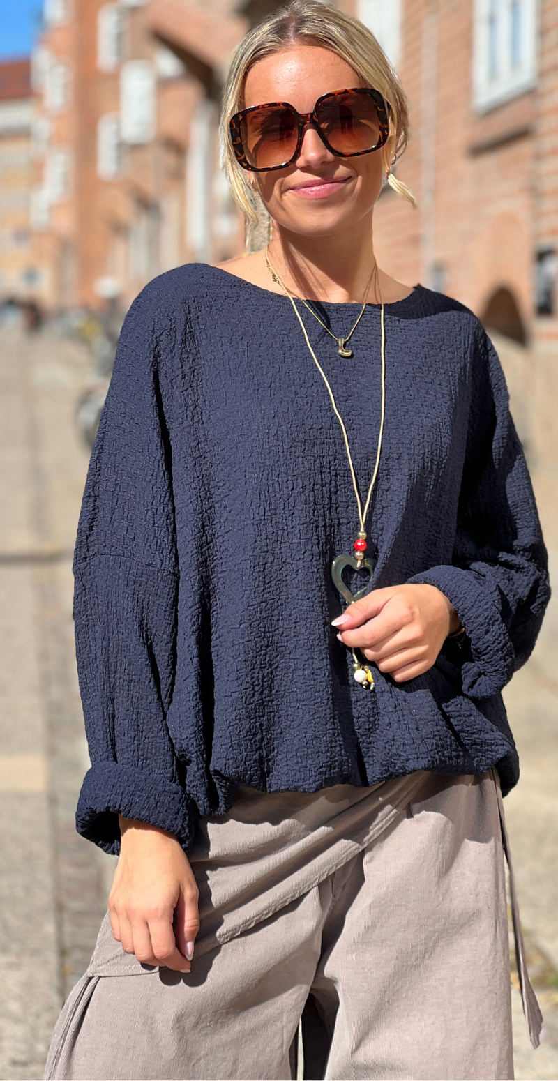Fini krepp bluse med smykke navy LikeLondon