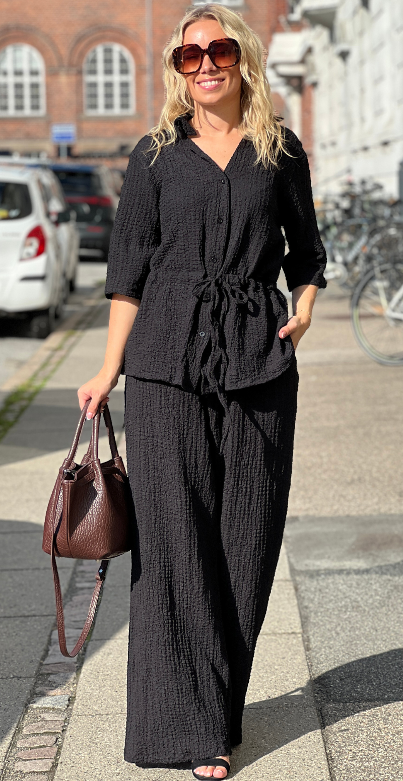 Agnes sæt med bluse i krepp med bindebånd og bukser sort LikeLondon
