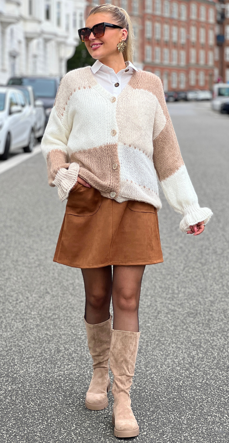 Forudbestil uge 36 Lorraine cardigan med asymmetrisk mønster og guldknapper camel LikeLondon