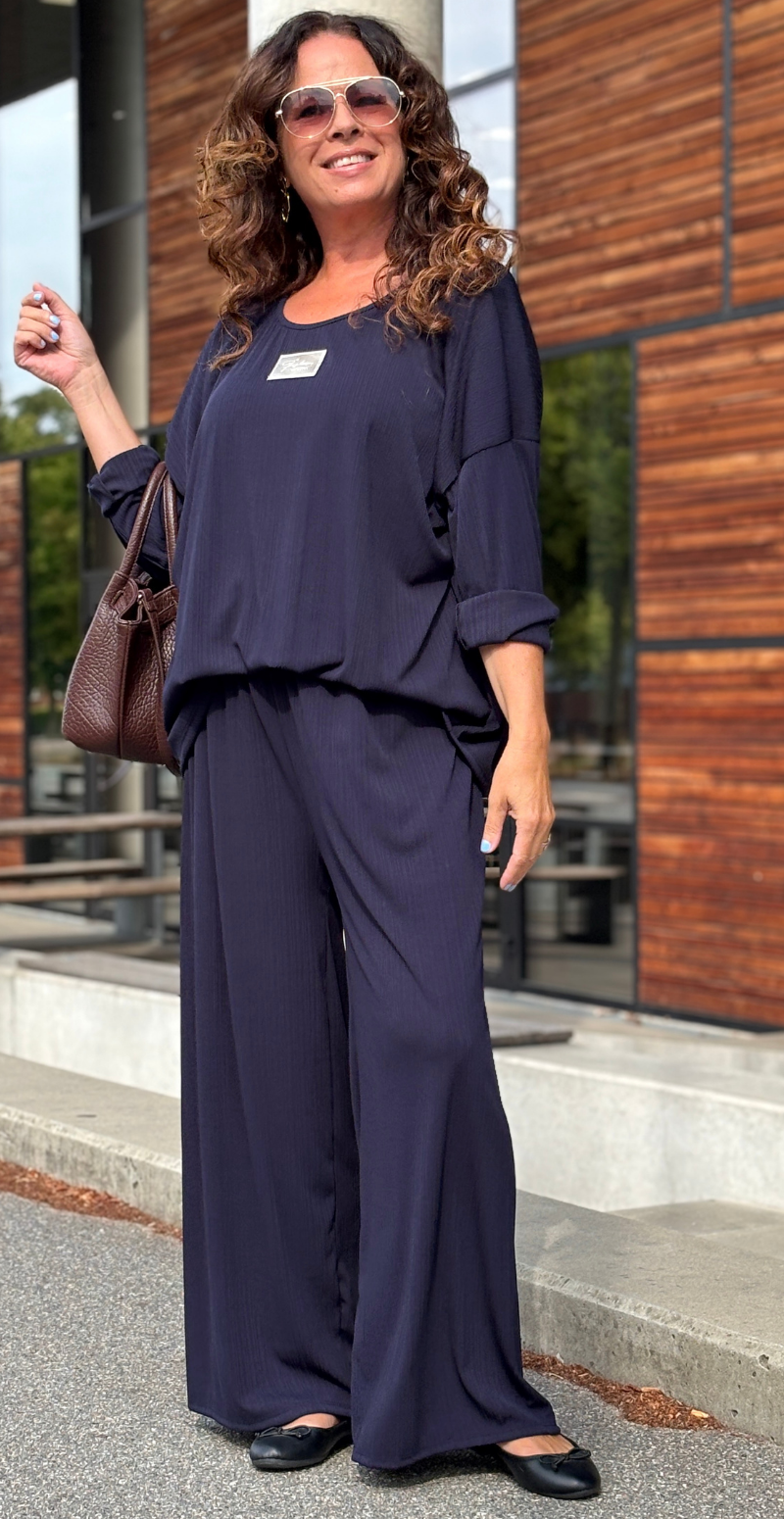 Tessie sæt med struktur og logo fortil bluse og bukser navy LikeLondon