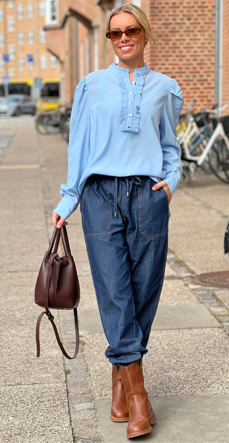April bluse med flæse lysblå FreeQuent