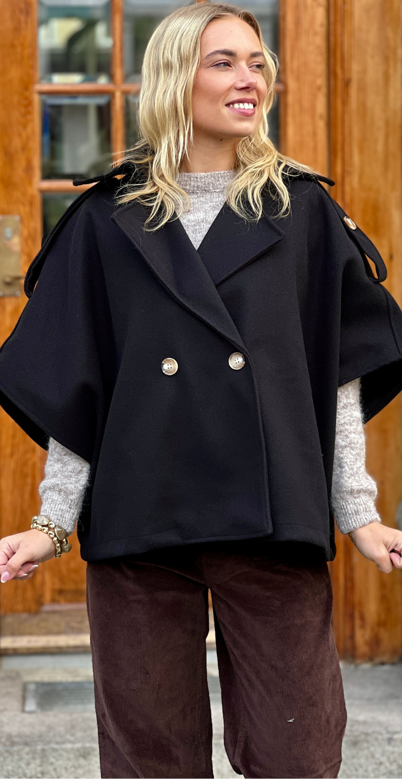 Cleo kort poncho jakke med knapper fortil og korte ærmer sort LikeLondon