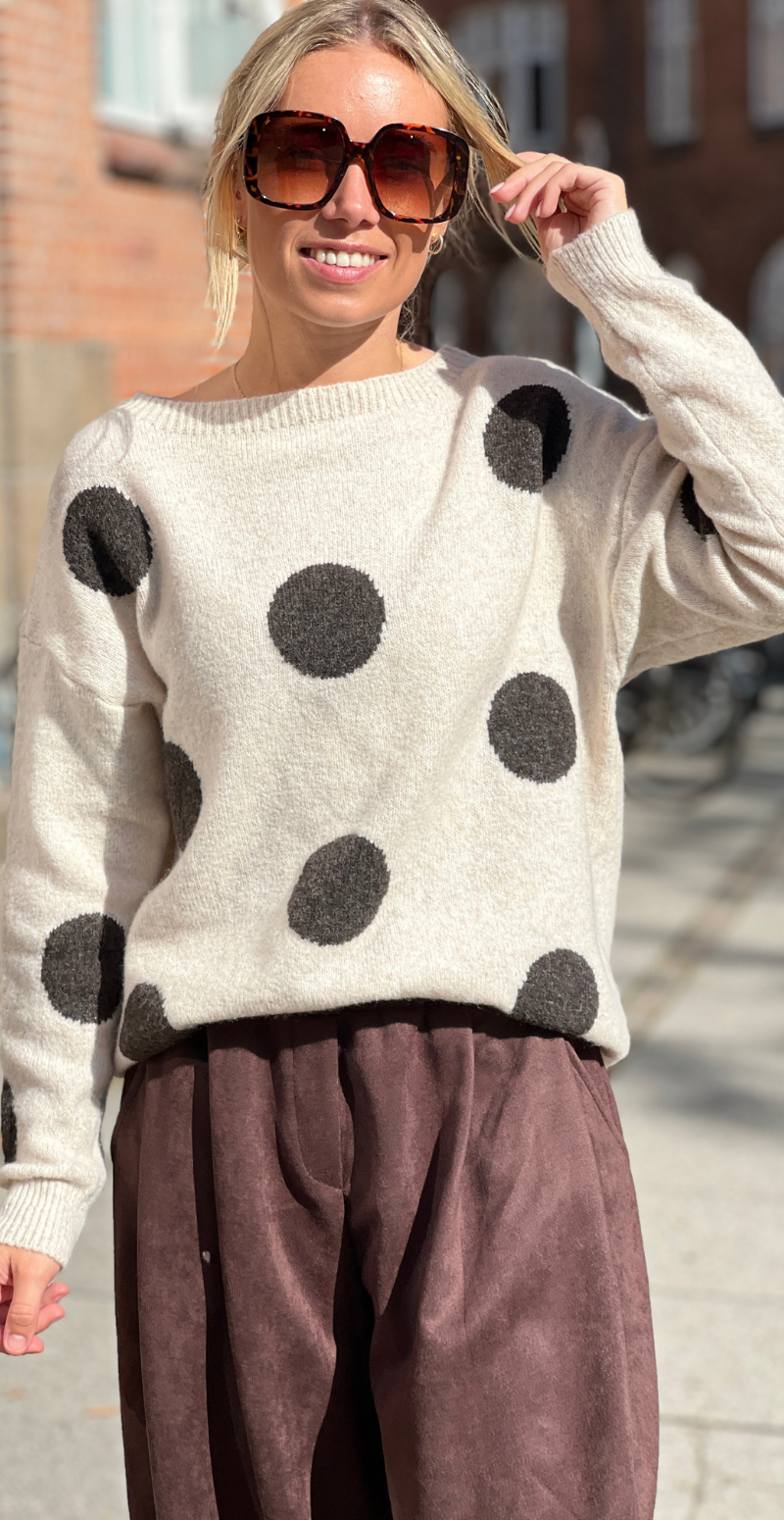 Jessie strik med store prikker beige LikeLondon