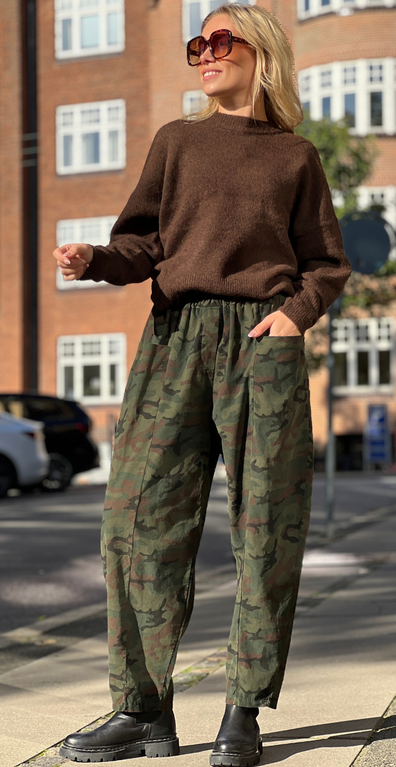 Nella fløjlsbukser med lommer foran og elastik i taljen camouflage green LikeLondon