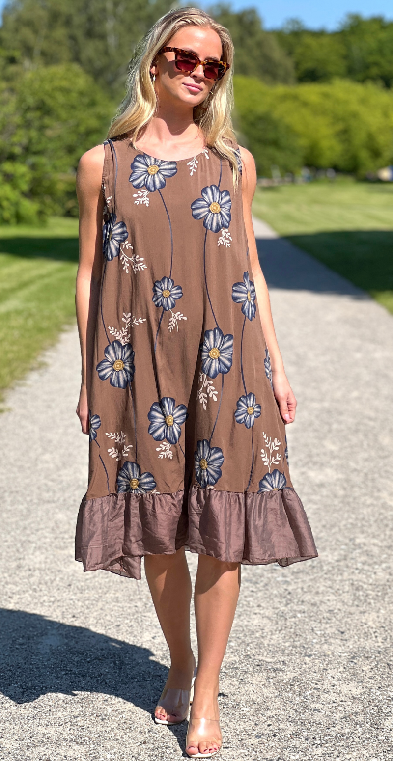 Renata kjole med blomster print og satinkant forneden brun LikeLondon