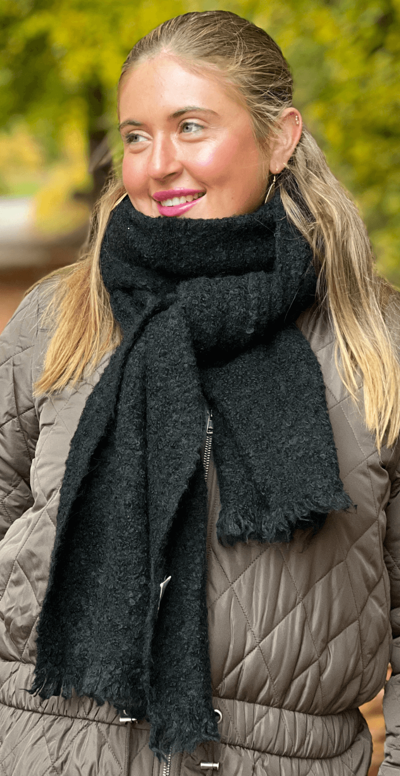 Boucle uldtørklæde med frynser sort LikeLondon