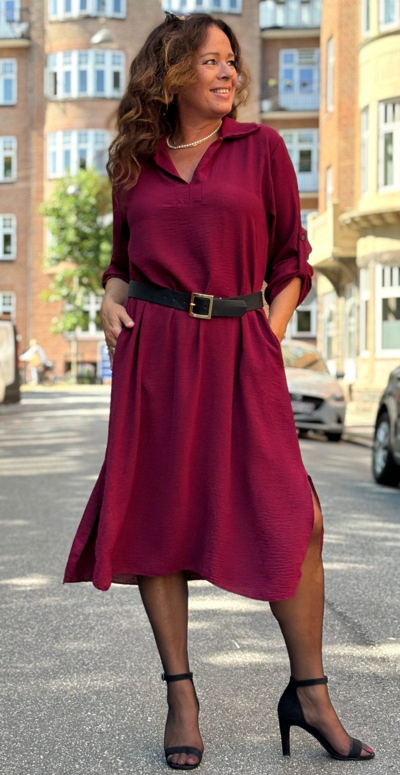 Tilly kjole med v-hals, krave og slids bordeaux LikeLondon