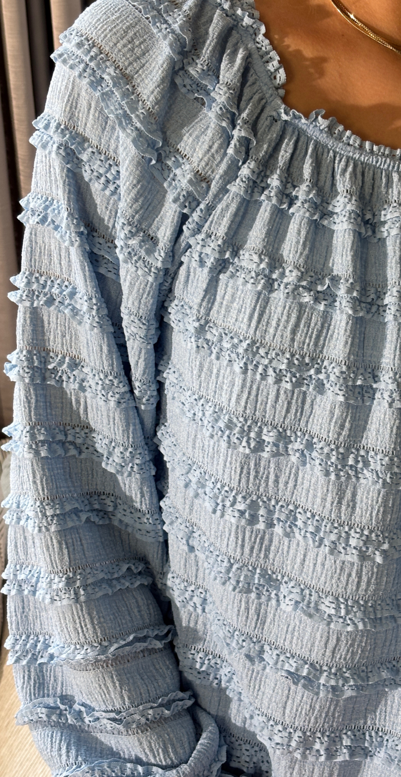 Cosima bluse med bådudskæring og flæser sky LikeLondon