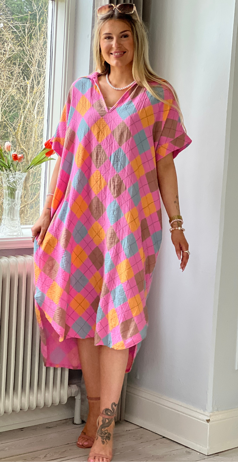 Dagmar kjole i musselin rombi/fuxia LikeLondon
