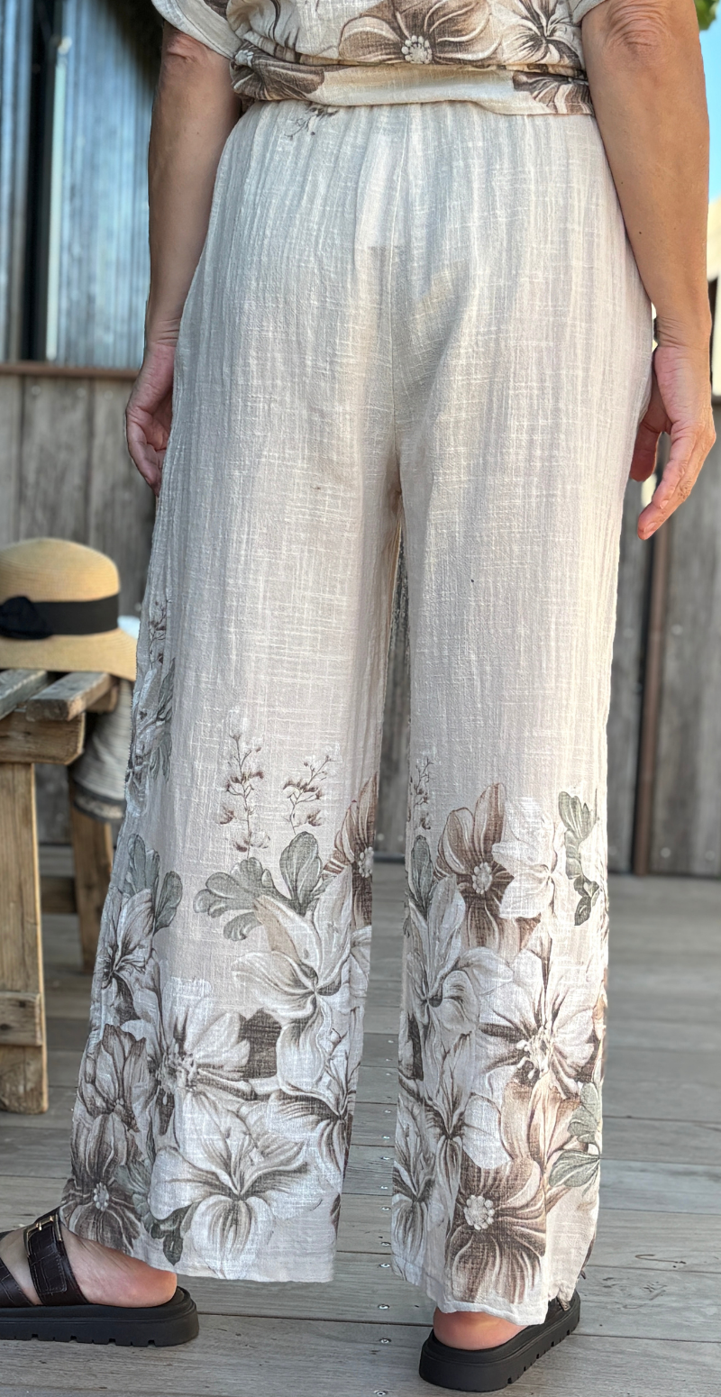 Arista sæt med bukser og bluse med blomsterprint beige LikeLondon