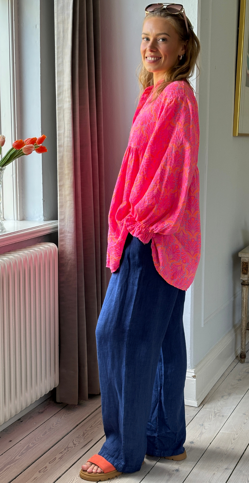 Frida mønstret bluse i musselin med vidde og overskæring fuxia LikeLondon