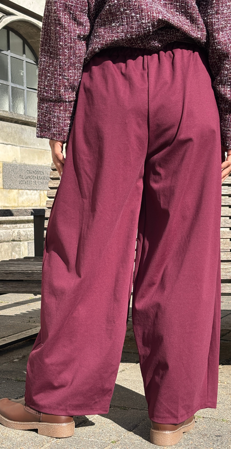 Holly bukser i barrel-fit med bælte bordeaux LikeLondon