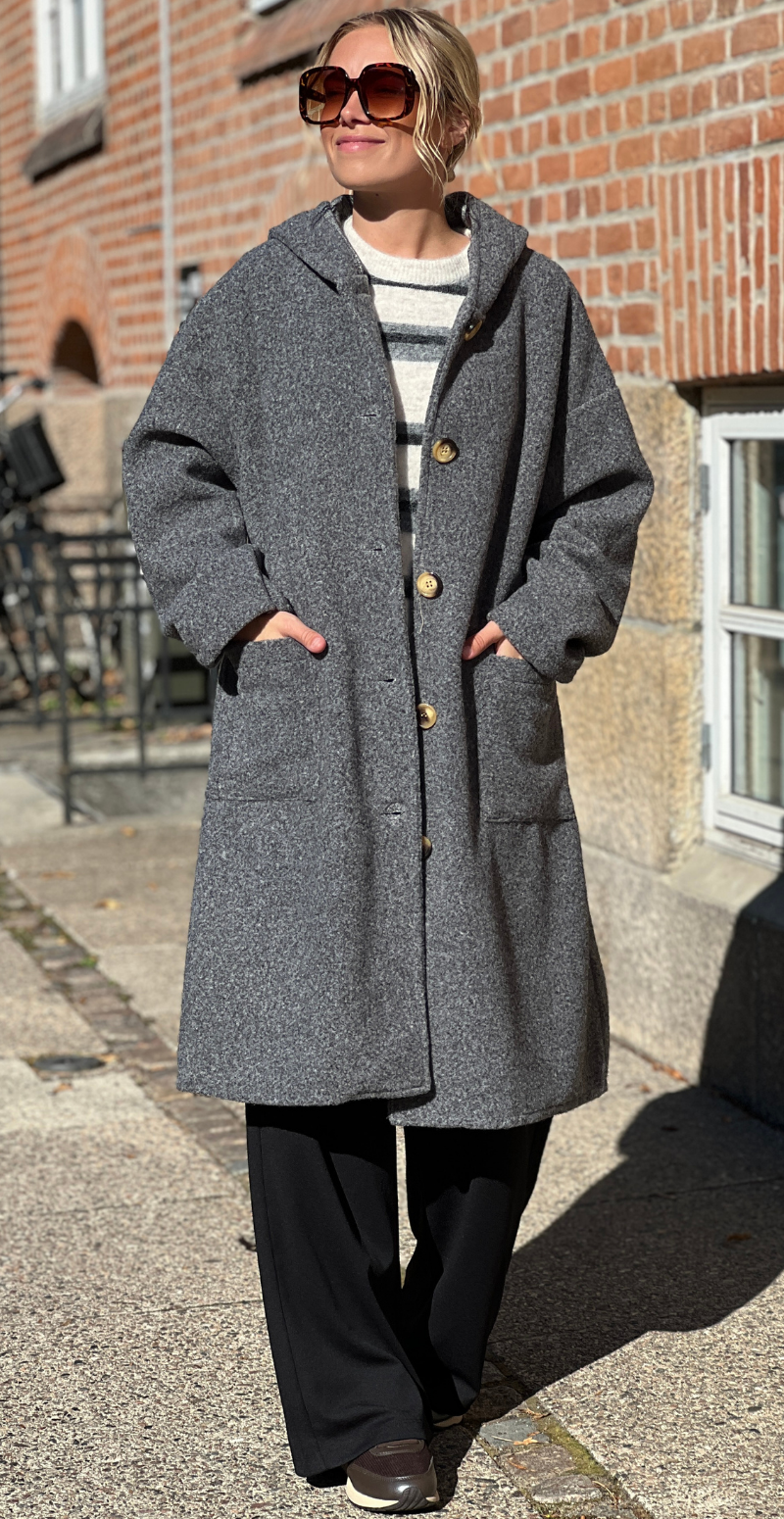 Tori jakke med hætte, lommer og knapper grå LikeLondon
