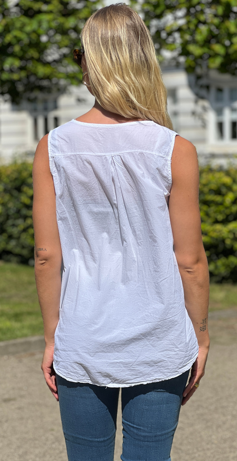 Vega ærmeløs bluse med broderi anglaise og bronzeknap hvid LikeLondon