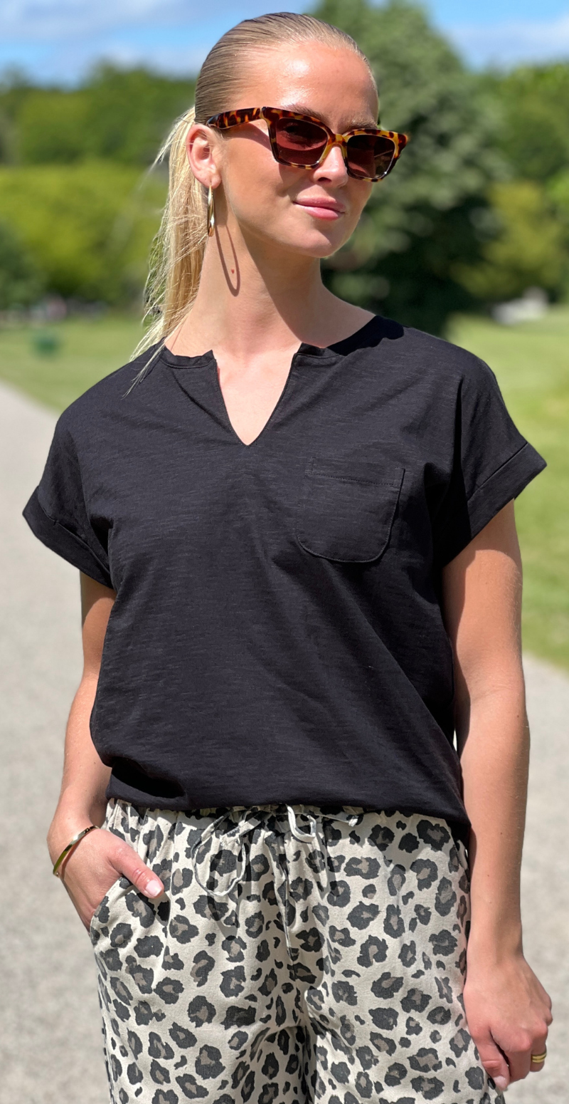 Viva T-shirt med brystlomme sort