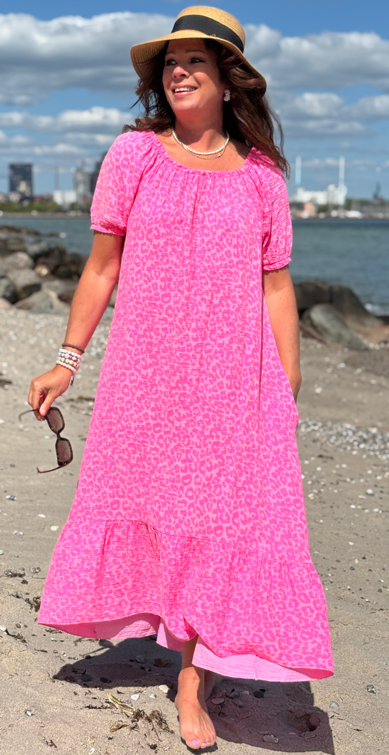 Karis lang kjole med peplum og leoprint pink LikeLondon