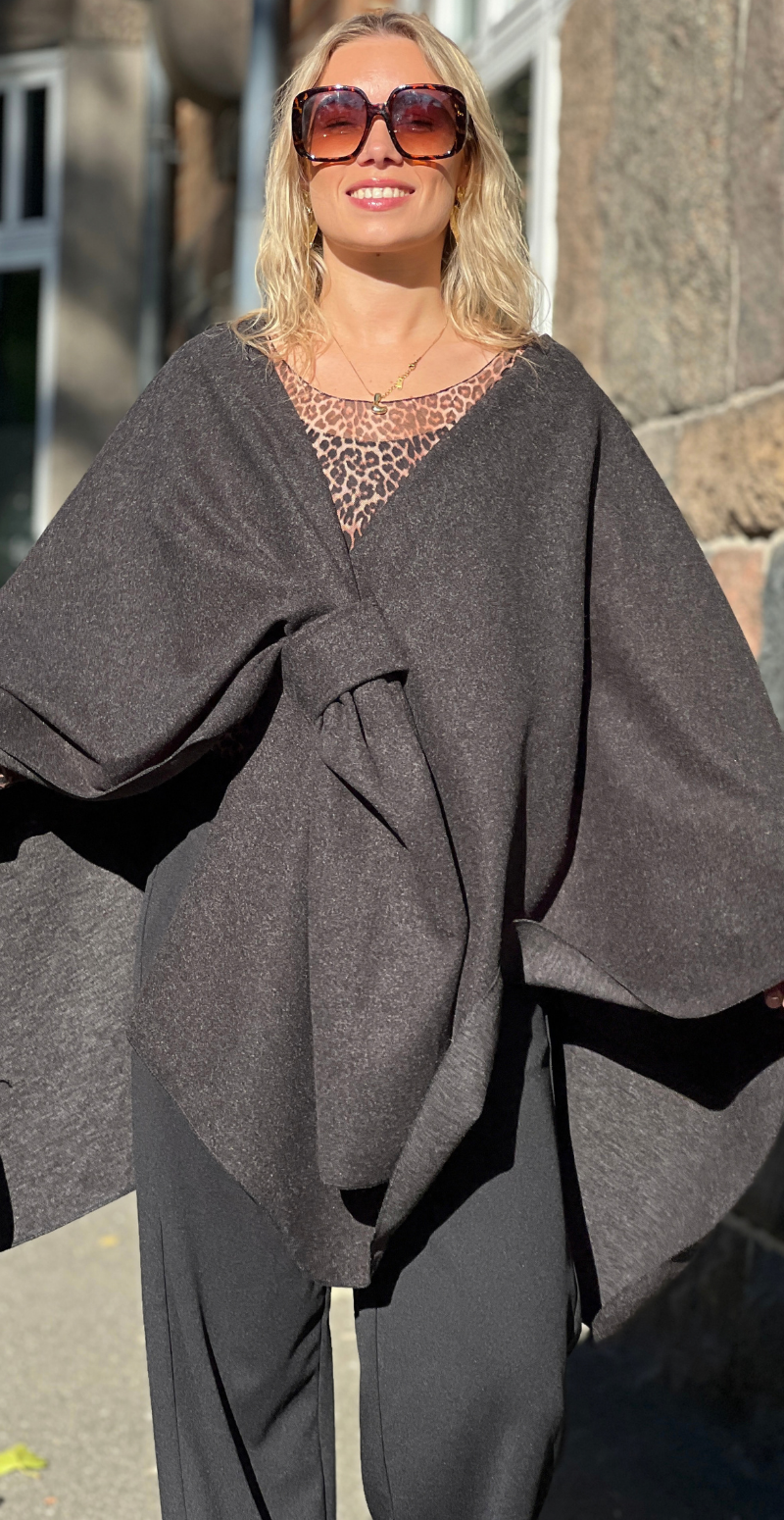 Aya poncho med knudedetalje og flagermusærmer sort LikeLondon