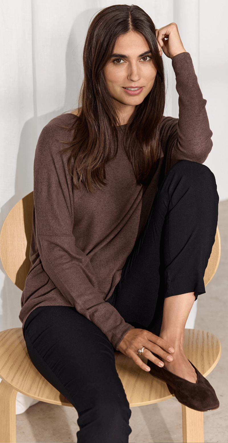 Olivia strikbluse med rund hals coffee bean