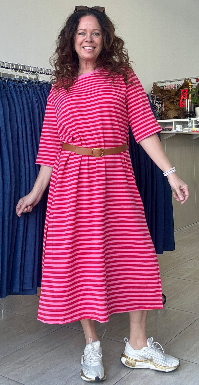 Zenia kjole med striber i pink/rød LikeLondon