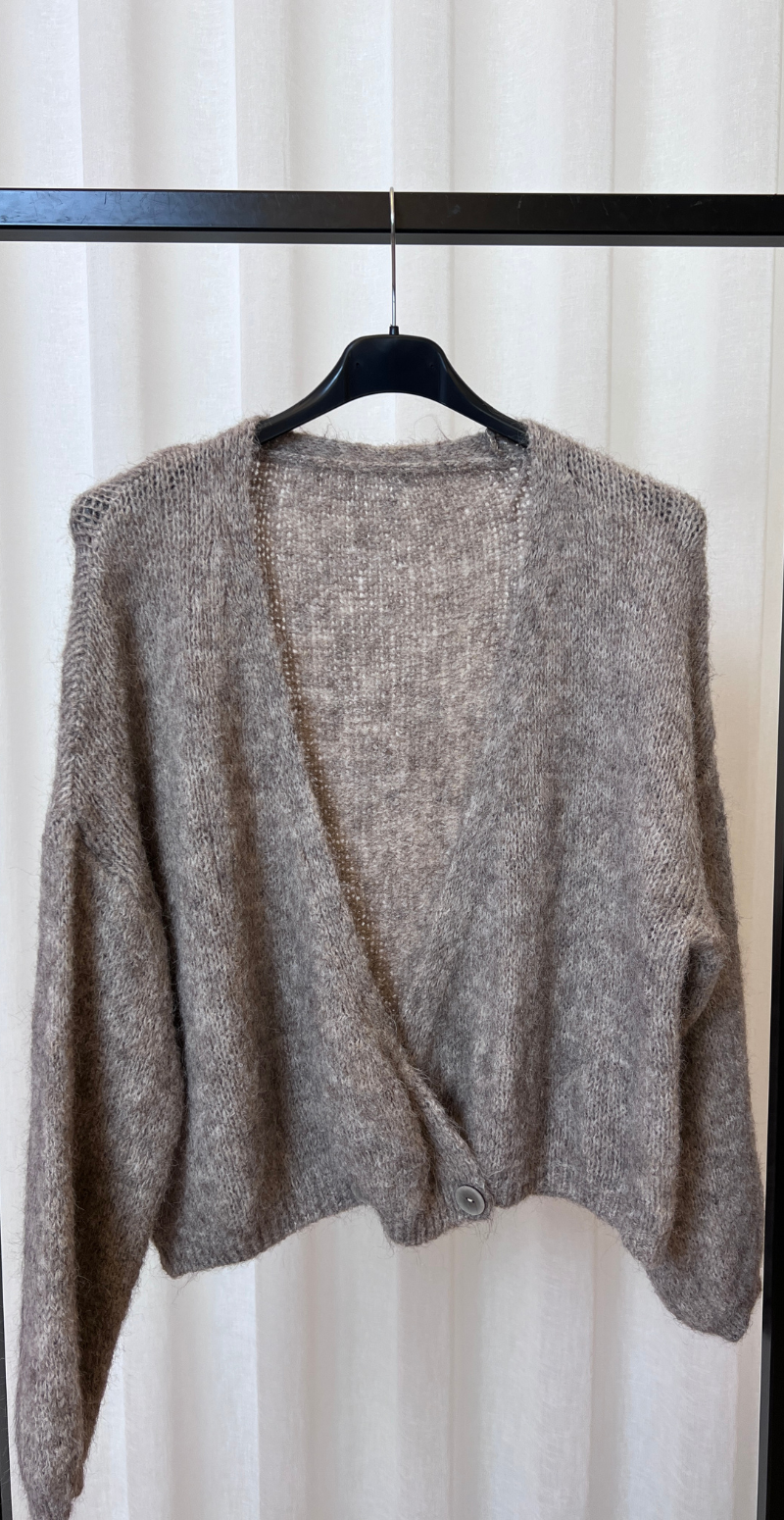 Kitty strikcardigan med wrapeffekt og knapper taupe LikeLondon