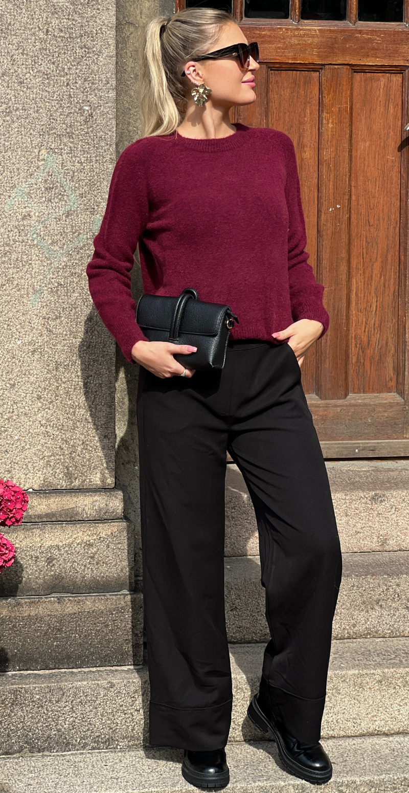 Antonia strikbluse med alpakauld og rund hals vino LikeLondon
