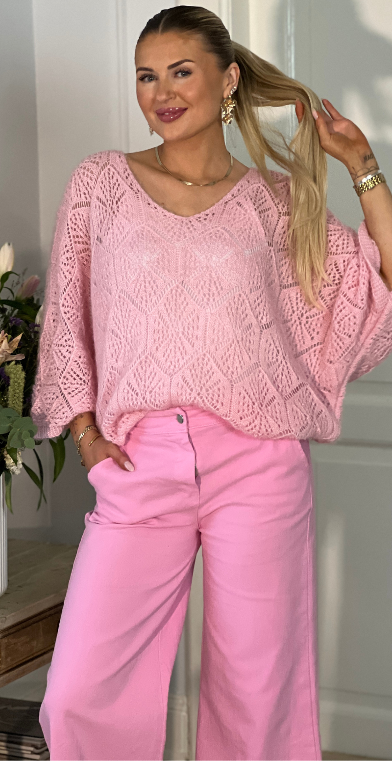 Gamma strikbluse med hulmønster rosa LikeLondon By Christina