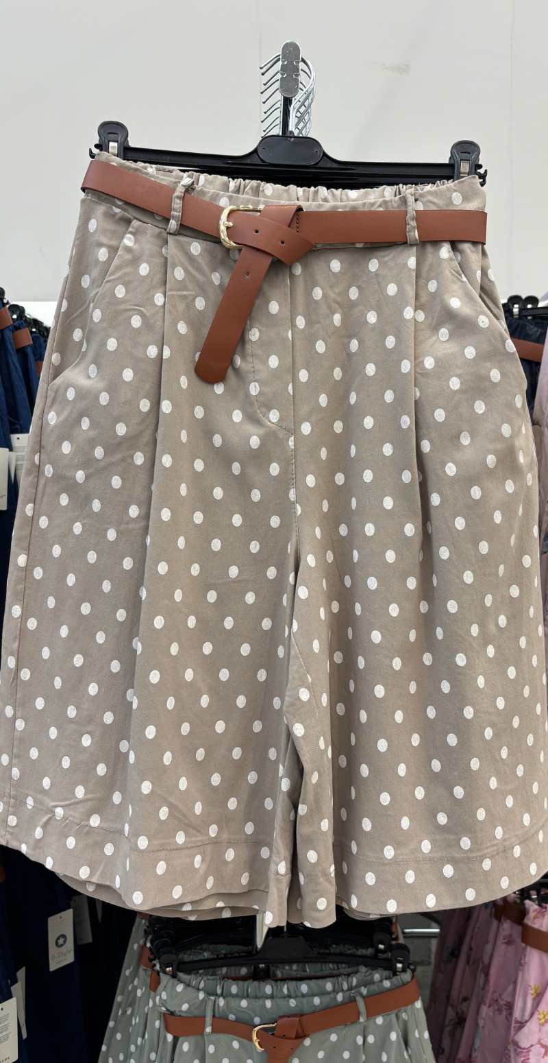 Emma bermuda shorts med prikker og bælte fango LikeLondon