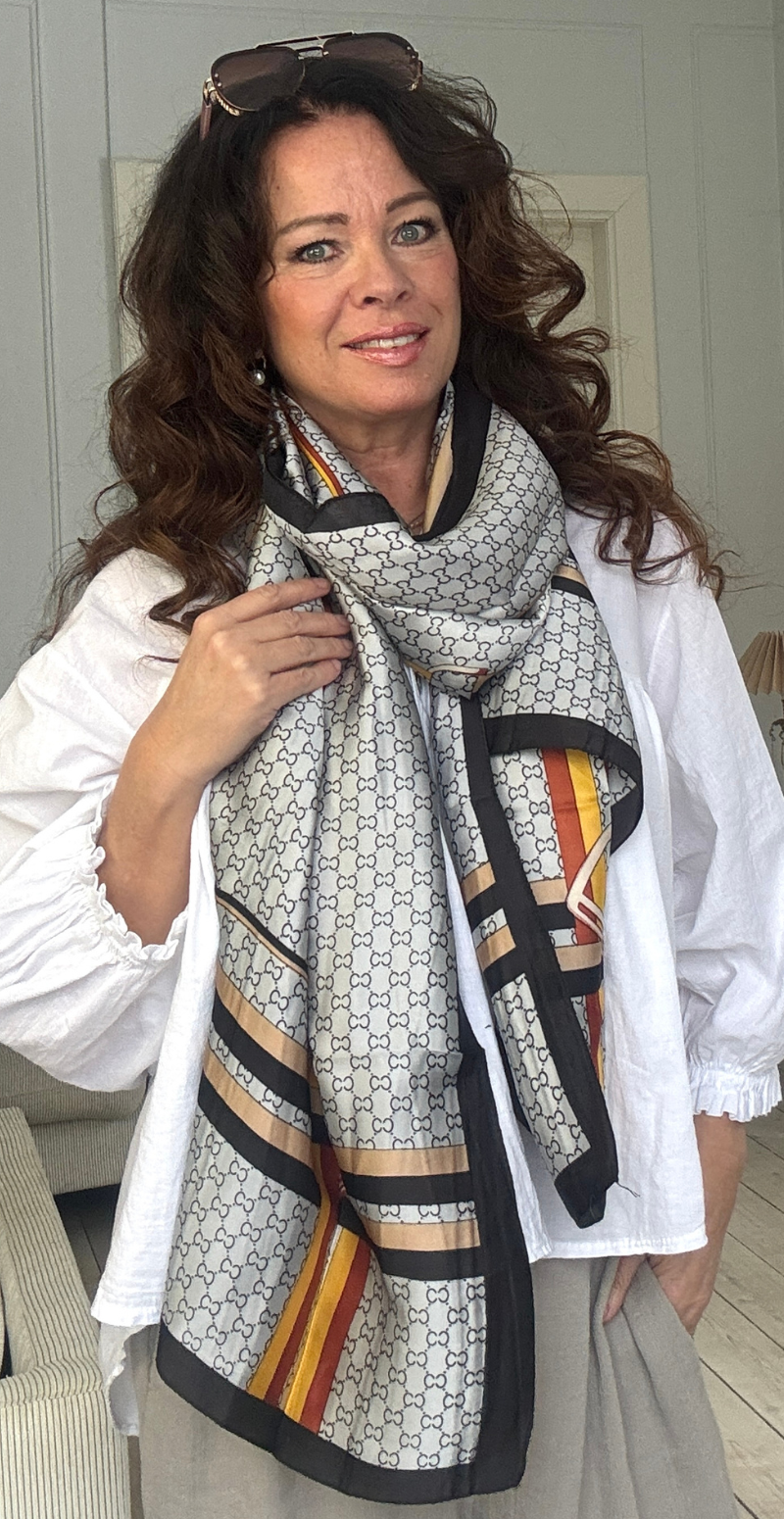 Silketørklæde med cc print og spænder grå LikeLondon