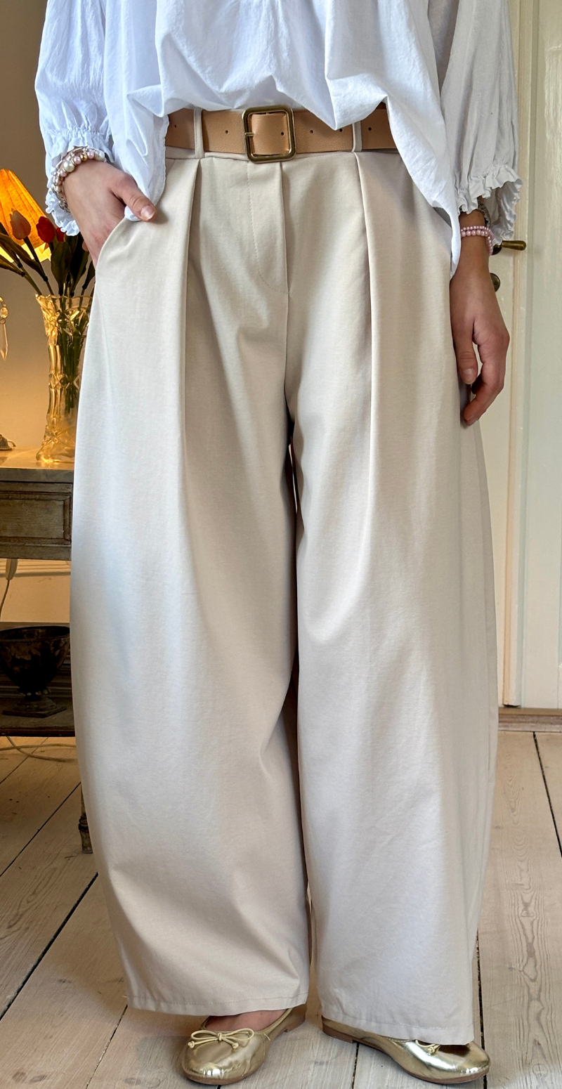 Forudbestil uge 11 Holly bukser i barrel-fit med læg foran beige LikeLondon